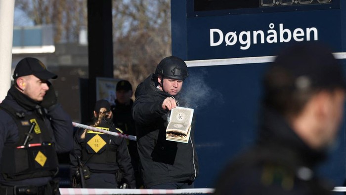 Lagi, Pembakaran Al-Quran Kembali Terjadi di Denmark Politisi sayap kanan Eropa, Rasmus Paludan, membakar Al-Quran di depan sebuah masjid di Noerrebro, di Kopenhagen, Denmark, Jumat (27/1/2023).