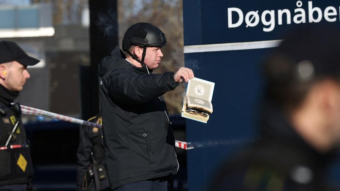 Lagi, Pembakaran Al-Quran Kembali Terjadi di Denmark Politisi sayap kanan Eropa, Rasmus Paludan, membakar Al-Quran di depan sebuah masjid di Noerrebro, di Kopenhagen, Denmark, Jumat (27/1/2023).
