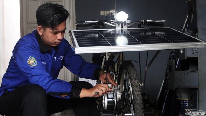 Mahasiswa UMM Bikin Sepeda Listrik Tenaga Surya Brilly Eldon Fachrudin mengendarai purwarupa sepeda bertenaga surya hasil inovasinya di Malang, Jawa Timur, Sabtu (28/1/2023). Purwarupa sepeda bertenaga surya hasil inovasi tersebut mampu dikendarai tanpa dikayuh dengan kecepatan 25 kilometer per jam sejauh 12 kilometer pada malam hari serta memiliki fitur konektor kabel isi ulang gawai.