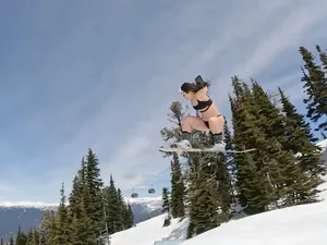 Viral Wanita Main Snowboard Cuma Pakai Bikini, Pantatnya Sampai Lebam