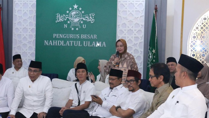 Manajer Maher Zain, Rini, saat hadir dalam konferensi pers di Lobi Gedung PBNU, Jakarta, pada Jumat (27/1/2023).