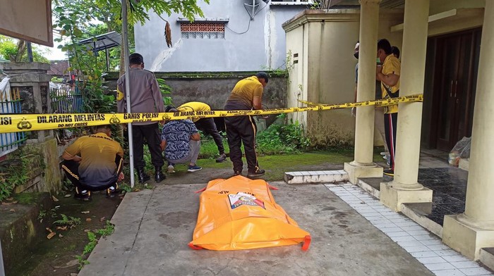 Mayat PNS I Nengah Rai yang ditemukan di halaman Yayasan Vinayaka Jnana Kerti, Karangasem, Bali, Sabtu (28/1/2023).