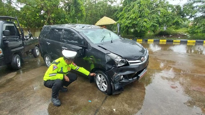 Mobil protokoler Wakil Gubernur Jawa Tengah kecelakaan di Tol Batang-Semarang, Sabtu (28/1/2023). Mobil kini sudah dievakuasi petugas.