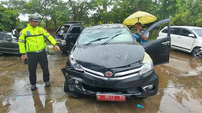 Mobil protokoler Wakil Gubernur Jawa Tengah kecelakaan di Tol Batang-Semarang, Sabtu (28/1/2023). Mobil kini sudah dievakuasi petugas..