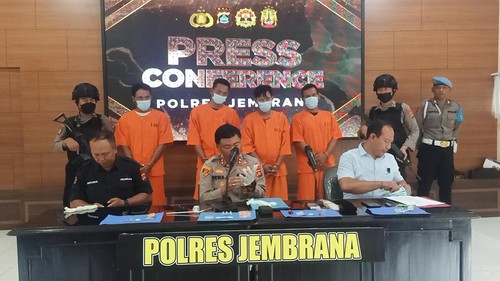 Kapolres Jembrana I Dewa Gede Juliana saat melaksanakan pers release di Aula Polres Jembrana, Sabtu (28/1/2023).
