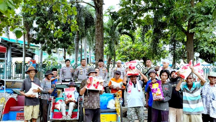 Para pengayuh becak saat mendapat penyuluhan dari Polisi Karawang.