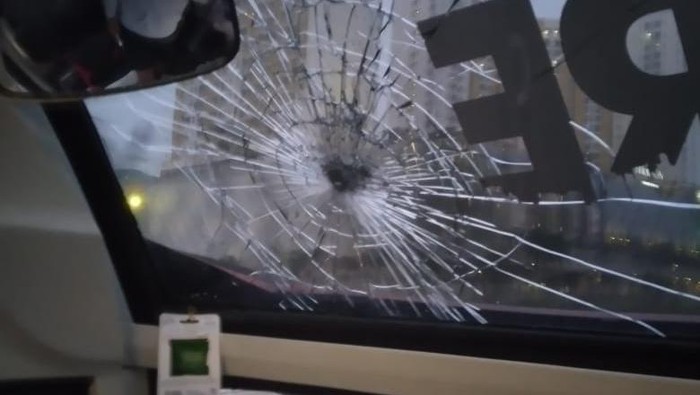 Penampakan bus Persis Solo yang dilempari batu oleh orang tak dikenal, Sabtu (28/1/2023).