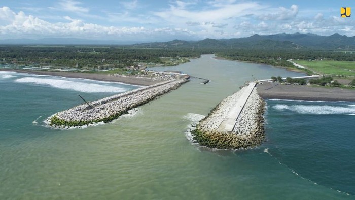 Kementerian Pekerjaan Umum dan Perumahan Rakyat (PUPR) tengah menyelesaikan pembangunan infrastruktur pengendali banjir Bandara Yogyakarta Internasional Airport (YIA) di Kabupaten Kulon Progo. Pembangunan tersebut ditargetkan rampung seluruhnya di tahun 2023.