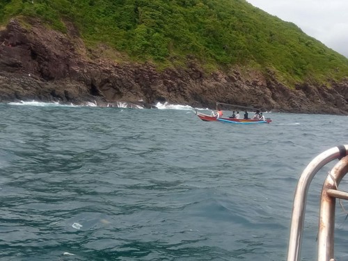 Tim SAR saat melakukan upaya pencarian korban hilang mencari kerang di Pantai Mawun Lombok Tengah ditemukan tewas, Sabtu (28/1/2023).