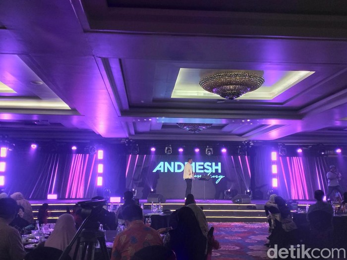 Penyanyi Andmesh Kamaleng menghibur dalam acara relaunching ballroom ibis Trans Bandung.