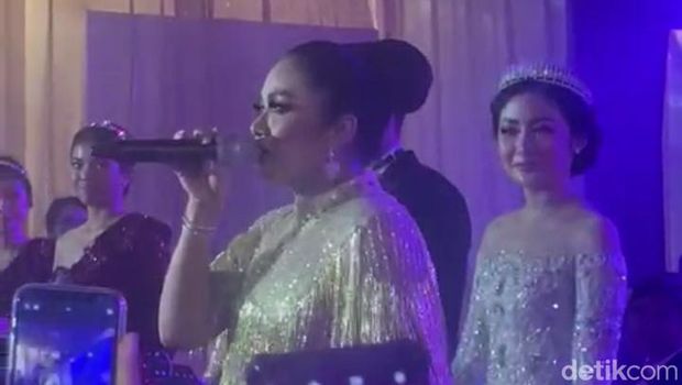Penyanyi Krisdayanti menghibur tamu pernikahan putri Ketua DPC PDIP Brebes, Indra Kusuma, Sabtu (28/1/2023).