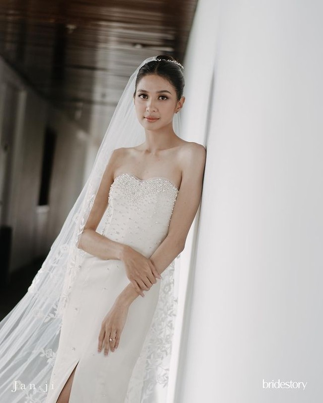 Mikha menginformasikan bahwa dia menikah dengan Deva Mahenra yang disebutnya sebagai sahabatnya. Dia mengenakan gaun pengantin milik ibunya di hari pernikahannya dengan Deva yang digelar di Bali. Foto: Instagram @thebridestory @miktambayong @devamahenra