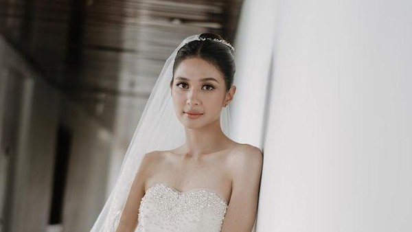 6 Potret Artis Menikah Pakai Baju Pengantin Warisan Ibunda