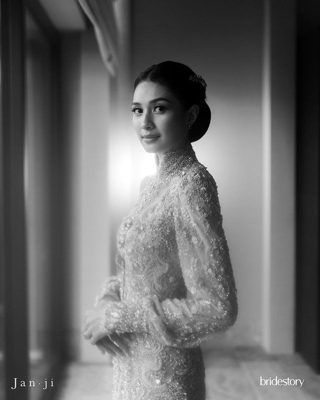 “Pengantin Sulawesi,” tulis Mikha Tambayong dalam unggahan fotonya. Mikha mengenakan kebaya rancangan Vera Anggraini. Begitu juga Deva memakai beskap dari desainer yang sama. Foto: Instagram @thebridestory @miktambayong @devamahenra