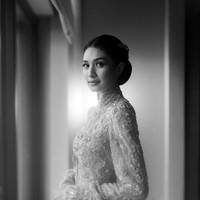 “Pengantin Sulawesi,” tulis Mikha Tambayong dalam unggahan fotonya. Mikha mengenakan kebaya rancangan Vera Anggraini. Begitu juga Deva memakai beskap dari desainer yang sama. Foto: Instagram @thebridestory @miktambayong @devamahenra