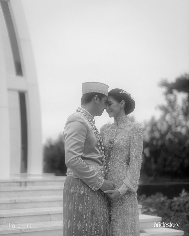 Mikha Tambayong mengunggah foto pernikahannya dengan Deva Mahenra ke akun Instagramnya @miktambayong pada Sabtu (28/1/2023). Dia memberikan keterangan foto yang mengonfirmasi bahwa dirinya dan Deva sudah menikah. Foto: Instagram @thebridestory @miktambayong @devamahenra