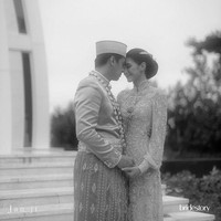 Mikha Tambayong mengunggah foto pernikahannya dengan Deva Mahenra ke akun Instagramnya @miktambayong pada Sabtu (28/1/2023). Dia memberikan keterangan foto yang mengonfirmasi bahwa dirinya dan Deva sudah menikah. Foto: Instagram @thebridestory @miktambayong @devamahenra