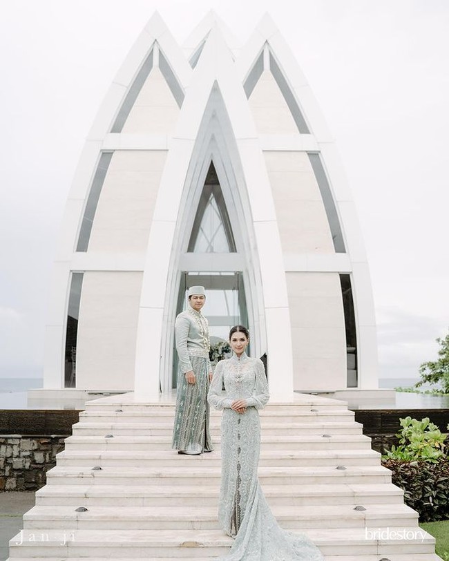 “Pengantin Sulawesi,” tulis Mikha Tambayong dalam unggahan fotonya. Mikha mengenakan kebaya rancangan Vera Anggraini.  Foto: Instagram @thebridestory @miktambayong @devamahenra