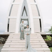 “Pengantin Sulawesi,” tulis Mikha Tambayong dalam unggahan fotonya. Mikha mengenakan kebaya rancangan Vera Anggraini.  Foto: Instagram @thebridestory @miktambayong @devamahenra