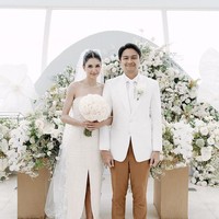 “28.01.2023. Married my best friend in my Mother’s dress. What a dream,” tulisnya pada keterangan foto. Foto: Instagram @thebridestory @miktambayong @devamahenra