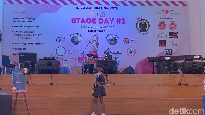 Peserta saat catwalk dalam ajang Modeling Competition di Posbloc Medan. (Kartika Sari/detikSumut)