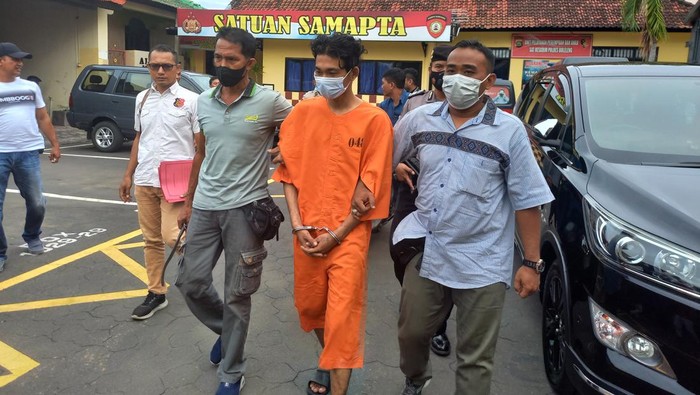 Polisi menangkap pria Sidoarjo karena melakukan pencurian dengan kekerasan. Pria tersebut melancarkan modus menumpang dalam aksinya.