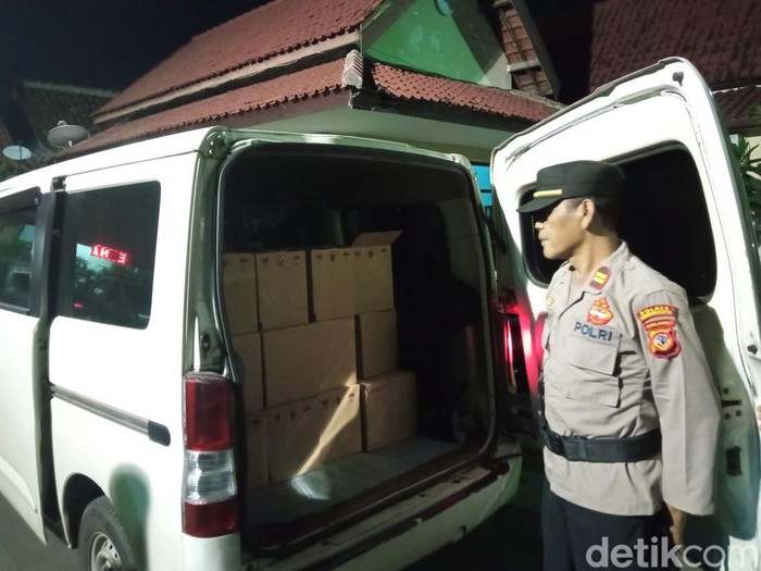 Polisi mengamankan minibus yang membawa ratusan miras