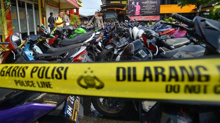 Petugas kepolisian mengecek kondisi motor yang ditahan di Mapolresta Padang, Sumatera Barat, Sabtu (28/1/2023). Polresta Padang menindaklanjuti laporan masyarakat dan menahan sedikitnya 100 motor dan 10 mobil yang menggunakan knalpot brong (racing) serta kendaraan tanpa TNKB (Tanda Nomor Kendaraan Bermotor). ANTARA FOTO/Iggoy el Fitra/YU