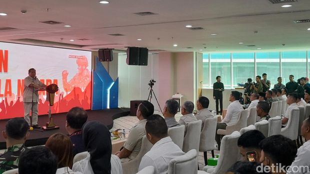 Prabowo Subianto berbicara di depan Bobby dan Edy Rahmayadi (Nizar Aldi/detikSumut)