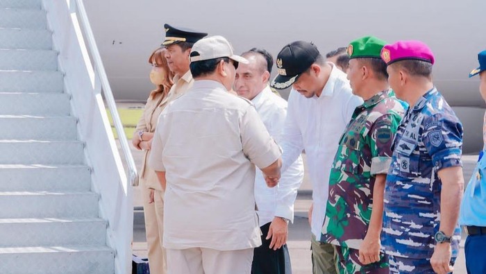 Prabowo Subianto saat hendak menaiki pesawat untuk meningglkan Kota Medan