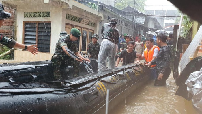 Rattan personel TNI AD dikerahkan untuk bantu korban banjir dan longsor di Kota Manado.
