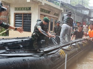 TNI AD Kerahkan 585 Personel Bantu Evakuasi Korban Banjir-Longsor di Manado
