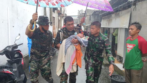Rattan personel TNI AD dikerahkan untuk bantu korban banjir dan longsor di Kota Manado.
