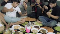Punya teman-teman dan tim yang solid, acara makan-makan di rumah Maell Lee semakin lengkap dengan kehadiran aneka makanan. Seperti sate, pastel, hingga tumis toge. Foto: Instagram @maell_lee