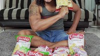 Pakai kostumnya sebagai preman terkuat di muka bumi. Maell Lee pamer foto dengan keripik singkong yang banyak dikirimkan untuknya. Foto: Instagram @maell_lee