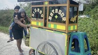 Cosplay jadi pedagang siomay dan batagor untuk keperluan videonya. Maell Lee tampak bersemangat untuk keperluan videonya ini. Foto: Instagram @maell_lee