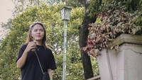 Anggita juga sering menjadi figuran atau bahkan bintang tamu. Seperti aksinya ini minum es kopi sambil melewati Maell yang berpura-pura menjadi pengemis. Foto: Instagram @maell_lee