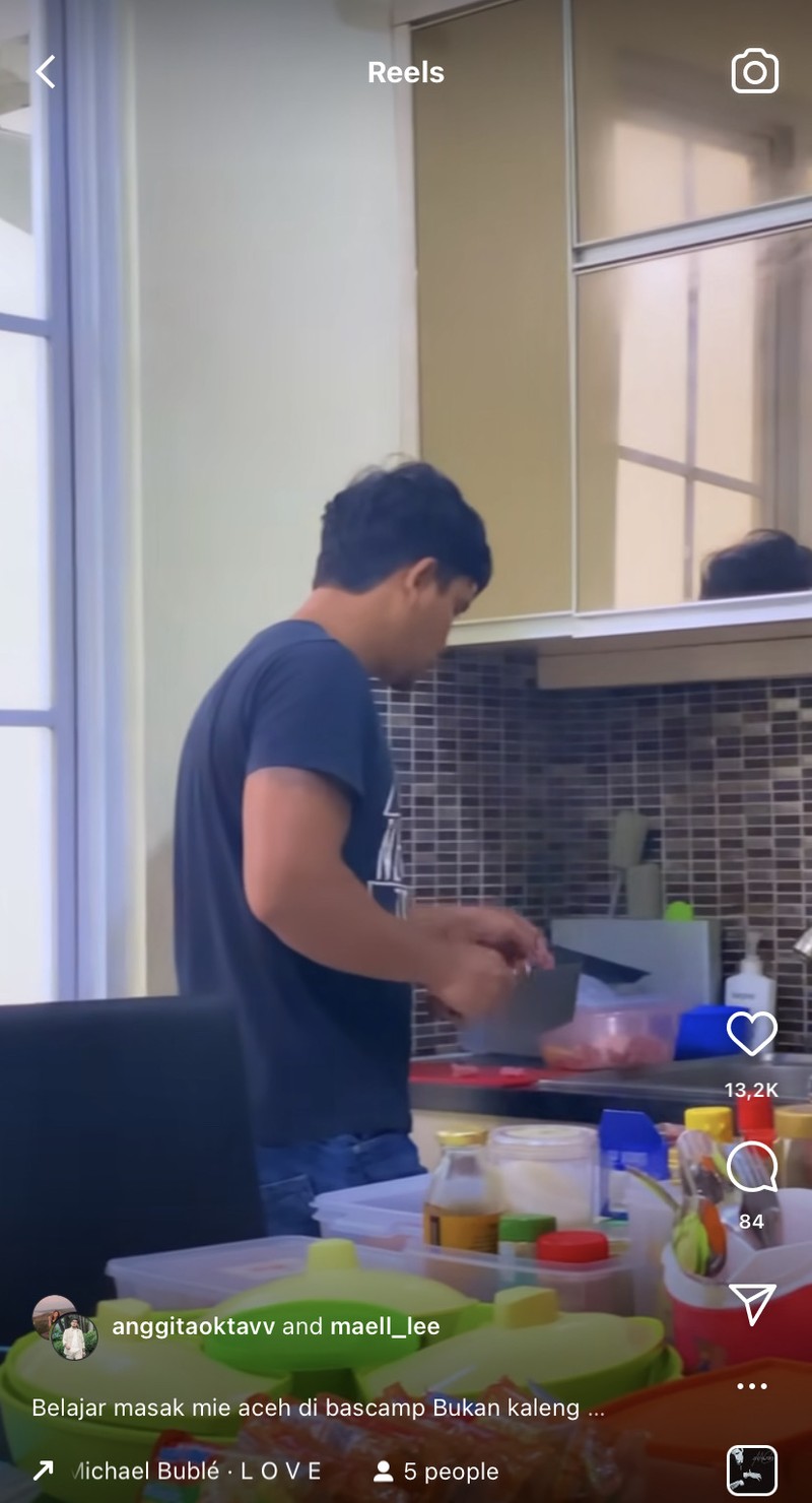 Resmi Menikah! Ini Momen Makan Bersama Maell Lee dan Anggita Oktaviani Resmi Menikah! Ini Momen Makan Bersama Maell Lee dan Anggita Oktaviani