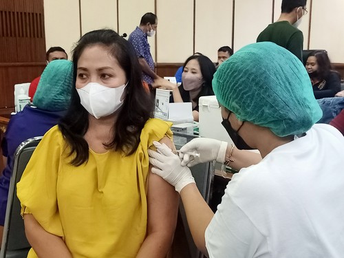 Salah satu pelaku pariwisata, Neni Kurniawati ketika tengah mendapatkan vaksinasi booster kedua pada Sabtu (28/1/2023) di kantor Gubernur Bali, Jalan Basuki Rahmat No 1 Denpasar, Bali. (Ni Made Lastri Karsiani Putri-detikBali)