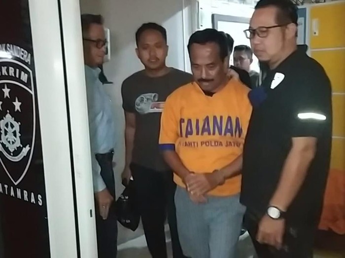 Samanhudi pakai baju tahanan