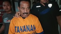 Samanhudi tampak tergesa-gesa segera masuk ke dalam kendaraan Ditreskrimum. Ia juga enggan mengomentari pemeriksaannya dan menyuruh menanyakan ke pengacaranya.