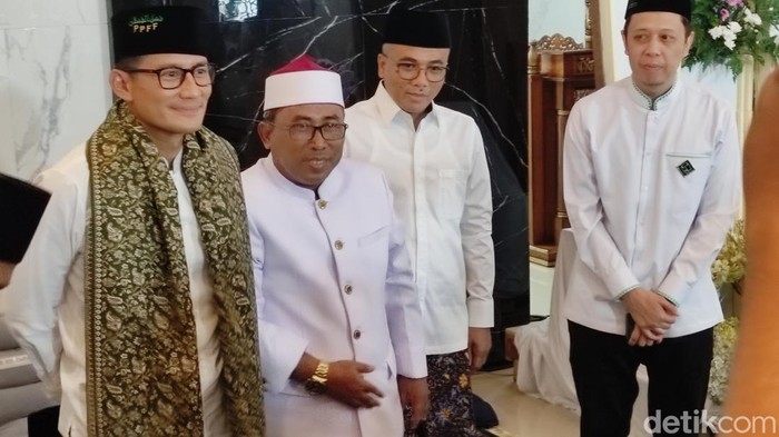 Sandiaga Uno, KH Fadlolan Musyaffa, dan Sekjen DPP PPP Arwani Thomafi, di Ponpes Fadhlul Fadhlan, Semarang, Sabtu (28/1/2023).