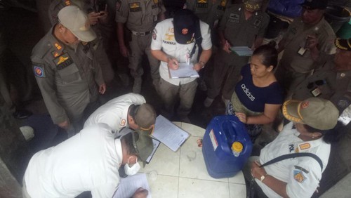 Satuan Polisi Pamong Praja (Satpol PP) Provinsi Bali bersama Satpol PP Kabupaten Karangasem kembali menggelar sidak terhadap produsen arak gula di Karangasem, Sabtu (28/1/2023). (Foto: I Wayan Selamat Juniasa/detikBali)