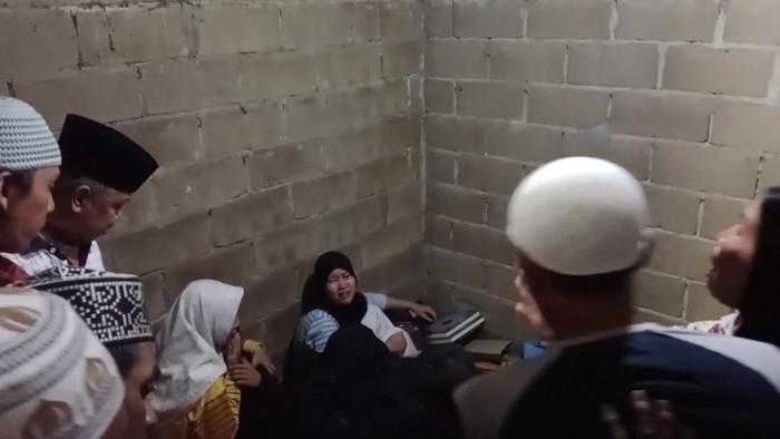Suasan histeris di rumah duka. (Foto: Istimewa)