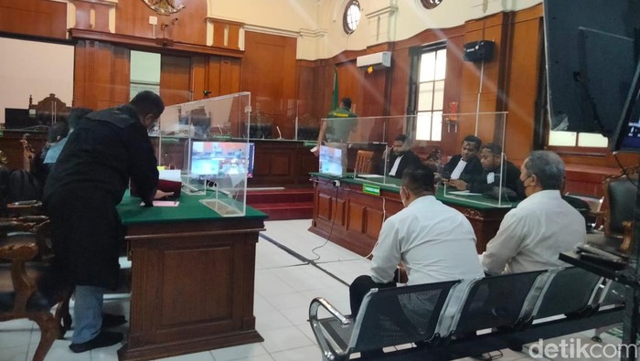 Terdakwa Abdul Haris dan Suko Sutrisno di sidang Tragedi Kanjuruhan