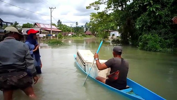 Tiga desa di Luwu Utara, Sulsel terendam banjir gegara tanggul jebol.