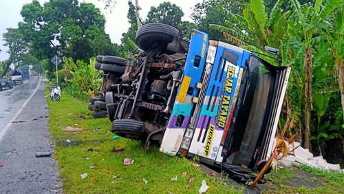 Truk bermuatan bata ringan yang sempat mogok di tikungan Samsam dan memicu kemacetan panjang beberapa hari lalu terguling dari tempat parkirnya sementara pada Sabtu (28/1/2023).