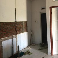Beginilah rumah subsidi yang ditempati Putri sebelum direnovasi. Kisahnya viral karena dia dinyinyirin usai mengaku menggunakan jasa desain interior. Rumah sibsidi aja pakai desain interior segala, ucap salah satu orang yang nyinyir seperti terlihat dalam unggahan Putri. Foto: Dok. pribadi Rizki Rahma Putri.
