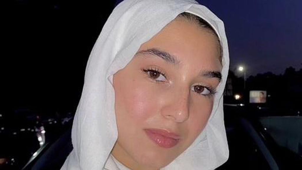 TikTokers Unggah Momen Pertamakali Pakai Hijab, Reaksi Para Sahabatnya Viral