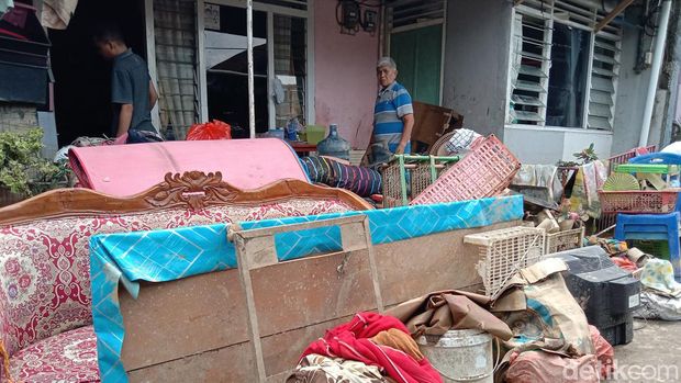 Warga di Manado, Sulut membersihkan rumah pascabanjir bandang.